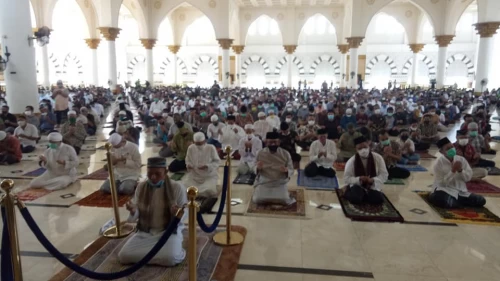 Foto Suasana Sholat Jumat di Masjid Raya Mujahidin Pontianak